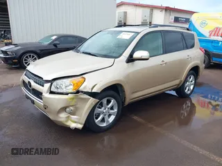 2010 Toyota RAV4 Limited z VIN JTMYK4DV0AD004537, wystawiony jako IAAI lot #40428467 z przebiegiem 77 589 mil mil oraz . Historia ofert i sprzedaży dostępna na DreamBid. Obrazek 18.