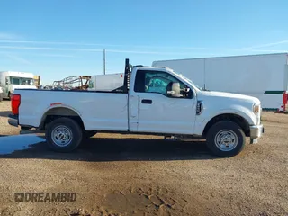 2022 Ford F-250 XL z VIN 1FTBF2A67NEG45826, wystawiony jako IAAI lot #42006684 z przebiegiem 53 561 mil mil oraz . Historia ofert i sprzedaży dostępna na DreamBid. Obrazek 13.