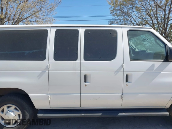 2013 Ford Econoline Passenger XL z VIN 1FBSS3BL8DDA63474, wystawiony jako IAAI lot #41804848 z przebiegiem 61 349 mil mil oraz . Historia ofert i sprzedaży dostępna na DreamBid. Obrazek 13.