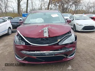 2017 Chrysler Pacifica Touring L z VIN 2C4RC1BG2HR535119, wystawiony jako IAAI lot #40891044 z przebiegiem 172 664 mil mil oraz . Historia ofert i sprzedaży dostępna na DreamBid. Obrazek 12.