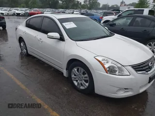 2012 Nissan Altima S z VIN 1N4AL2AP5CN413760, wystawiony jako IAAI lot #42412833 z przebiegiem 221 149 mil mil oraz . Historia ofert i sprzedaży dostępna na DreamBid. Obrazek 1.