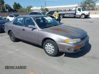 1995 Toyota Camry LE z VIN 4T1SK12E6SU571811, wystawiony jako IAAI lot #41928226 z przebiegiem 203 816 mil mil oraz . Historia ofert i sprzedaży dostępna na DreamBid. Obrazek 1.