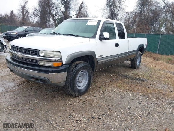2000 Chevrolet Silverado 2500 LT with VIN 1GCGK29U5YE396273, listed as a IAAI auction lot 41957044 with 93,031 mi miles. Bid and sale history available at carsss.com. Image 2.