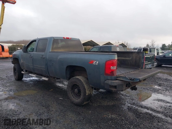 2010 Chevrolet Silverado 3500HD z VIN 1GC4K1B64AF108669, wystawiony jako IAAI lot #41289721 z przebiegiem 206 448 mil mil oraz . Historia ofert i sprzedaży dostępna na DreamBid. Obrazek 3.