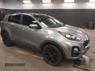 2020 Kia Sportage EX z VIN KNDPNCAC6L7696725, wystawiony jako IAAI lot #41837807 z przebiegiem 51 817 mil mil oraz . Historia ofert i sprzedaży dostępna na DreamBid. Obrazek 1.