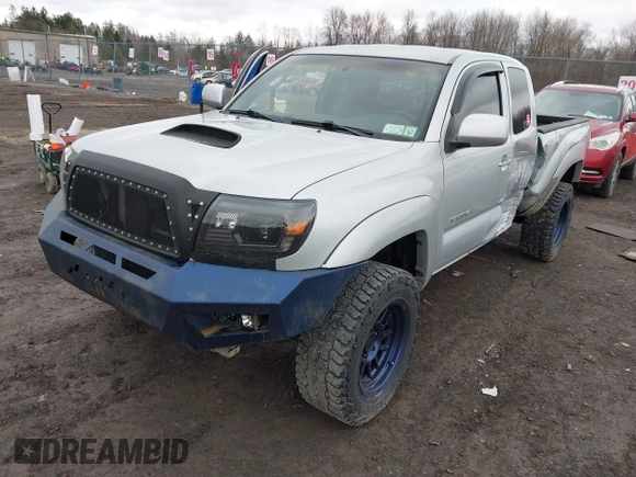 2006 Toyota Tacoma with VIN 5TEUU42N26Z153137, listed as a IAAI auction lot 41802170 with 206,156 mi miles. Bid and sale history available at carsss.com. Image 2.