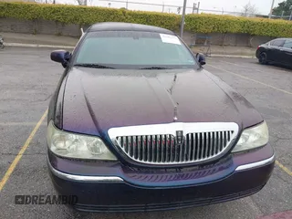 2007 Lincoln Town Car Executive z VIN 1L1FM88W97Y635345, wystawiony jako IAAI lot #41682319 z przebiegiem 201 142 mil mil oraz . Historia ofert i sprzedaży dostępna na DreamBid. Obrazek 12.