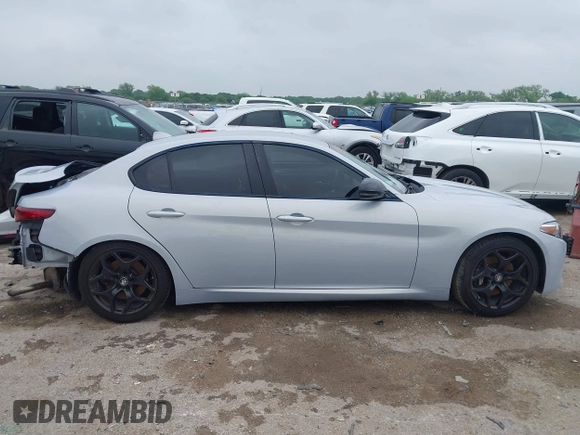 2021 Alfa Romeo Giulia z VIN ZARFAMAN6M7645490, wystawiony jako IAAI lot #42165037 z przebiegiem 57 701 mil mil oraz . Historia ofert i sprzedaży dostępna na DreamBid. Obrazek 13.