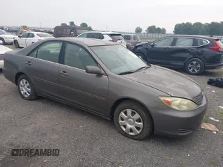 2004 Toyota Camry LE z VIN 4T1BE32K24U820391, wystawiony jako IAAI lot #42436774 z przebiegiem 157 433 mil mil oraz . Historia ofert i sprzedaży dostępna na DreamBid. Obrazek 1.