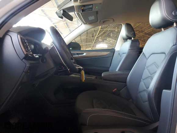 2024 Volkswagen Atlas SE z VIN 1V2LR2CA9RC596027, wystawiony jako Copart lot #46143305 z przebiegiem 12 265 mil mil oraz Szkoda całkowita • Salvage title. Historia ofert i sprzedaży dostępna na DreamBid. Obrazek 7.