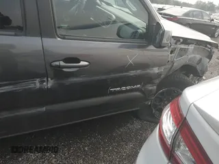 2017 Toyota Tacoma SR5 z VIN 5TFAZ5CN3HX037707, wystawiony jako IAAI lot #41299402 z przebiegiem 82 399 mil mil oraz . Historia ofert i sprzedaży dostępna na DreamBid. Obrazek 18.