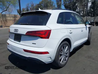 2024 Audi Q5 S line Premium Plus z VIN WA1E2AFY5R2043487, wystawiony jako IAAI lot #41938172 z przebiegiem 19 658 mil mil oraz . Historia ofert i sprzedaży dostępna na DreamBid. Obrazek 4.