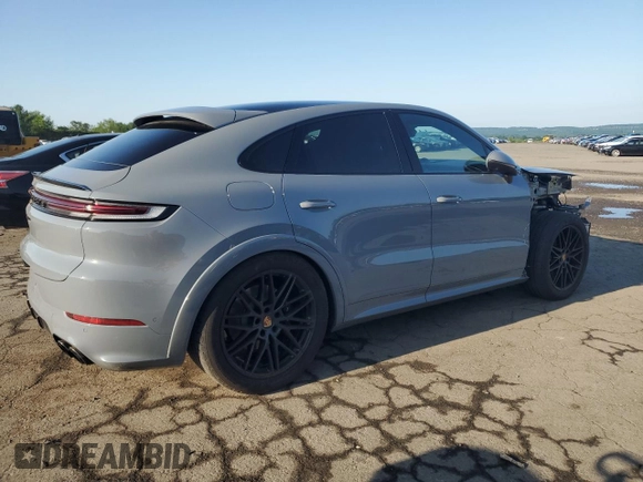 2024 Porsche Cayenne z VIN WP1BA2AY2RDA52904, wystawiony jako Copart lot #61576575 z przebiegiem 16 883 mil mil oraz Szkoda całkowita • Salvage title. Historia ofert i sprzedaży dostępna na DreamBid. Obrazek 3.