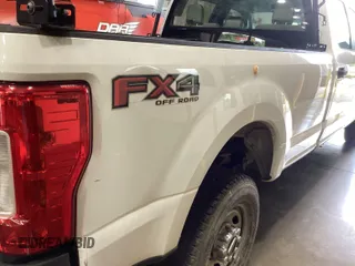 2019 Ford F-250 XL z VIN 1FT7W2BT5KEF57380, wystawiony jako IAAI lot #42529861 z przebiegiem 121 250 mil mil oraz . Historia ofert i sprzedaży dostępna na DreamBid. Obrazek 1.
