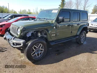 2024 Jeep Wrangler Sahara z VIN 1C4PJXEN9RW117093, wystawiony jako Copart lot #56304875 z przebiegiem 33 741 mil mil oraz Czysty tytuł • Clean title. Historia ofert i sprzedaży dostępna na DreamBid. Obrazek 1.