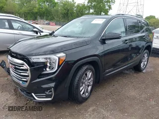 2024 GMC Terrain SLT z VIN 3GKALVEG3RL379434, wystawiony jako IAAI lot #42232120 z przebiegiem 3266 mil mil oraz . Historia ofert i sprzedaży dostępna na DreamBid. Obrazek 2.