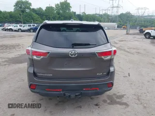 2016 Toyota Highlander XLE z VIN 5TDJKRFHXGS258923, wystawiony jako IAAI lot #42372340 z przebiegiem 181 438 mil mil oraz . Historia ofert i sprzedaży dostępna na DreamBid. Obrazek 16.