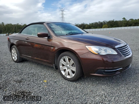 2013 Chrysler 200 Touring z VIN 1C3BCBEGXDN609899, wystawiony jako Copart lot #74966724 z przebiegiem 38 028 mil mil oraz Szkoda całkowita • Salvage title. Historia ofert i sprzedaży dostępna na DreamBid. Obrazek 4.