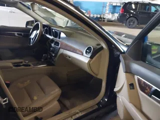 2012 Mercedes-Benz C 250 Sport z VIN WDDGF4HBXCR202148, wystawiony jako IAAI lot #42331234 z przebiegiem 98 116 mil mil oraz . Historia ofert i sprzedaży dostępna na DreamBid. Obrazek 5.
