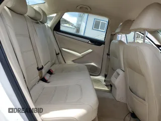 2014 Volkswagen Passat Wolfsburg Edition z VIN 1VWAT7A33EC022610, wystawiony jako Copart lot #51135715 z przebiegiem 94 537 mil mil oraz Czysty tytuł • Clean title. Historia ofert i sprzedaży dostępna na DreamBid. Obrazek 10.