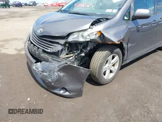 2015 Toyota Sienna LE AAS z VIN 5TDKK3DC6FS649056, wystawiony jako IAAI lot #41978844 z przebiegiem 182 694 mil mil oraz . Historia ofert i sprzedaży dostępna na DreamBid. Obrazek 6.