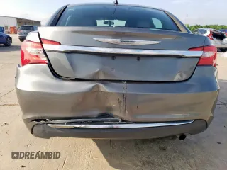 2013 Chrysler 200 Touring z VIN 1C3CCBBB5DN558082, wystawiony jako Copart lot #55348835 z przebiegiem 154 329 mil mil oraz Szkoda całkowita • Salvage title. Historia ofert i sprzedaży dostępna na DreamBid. Obrazek 6.