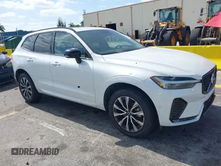 2024 Volvo XC60 Plus Dark Theme z VIN YV4L12RL2R1767596, wystawiony jako IAAI lot #42151735 z przebiegiem 25 347 mil mil oraz . Historia ofert i sprzedaży dostępna na DreamBid. Obrazek 1.