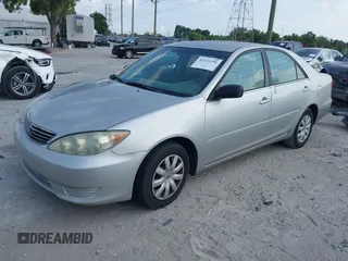 2005 Toyota Camry STD z VIN 4T1BE32K95U381773, wystawiony jako IAAI lot #42221291 z przebiegiem 93 224 mil mil oraz . Historia ofert i sprzedaży dostępna na DreamBid. Obrazek 2.