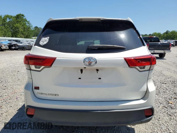 2018 Toyota Highlander LE z VIN 5TDZARFH0JS036985, wystawiony jako Copart lot #54472975 z przebiegiem 128 131 mil mil oraz Szkoda całkowita • Salvage title. Historia ofert i sprzedaży dostępna na DreamBid. Obrazek 6.