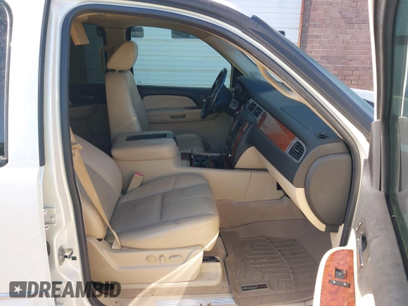 2008 Chevrolet Suburban LTZ z VIN 1GNFK163X8R196314, wystawiony jako IAAI lot #42127143 z przebiegiem 119 598 mil mil oraz . Historia ofert i sprzedaży dostępna na DreamBid. Obrazek 5.