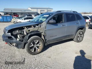 2015 Jeep Cherokee Trailhawk z VIN 1C4PJMBSXFW786591, wystawiony jako Copart lot #47085965 z przebiegiem 121 606 mil mil oraz Szkoda całkowita • Salvage title. Historia ofert i sprzedaży dostępna na DreamBid. Obrazek 1.