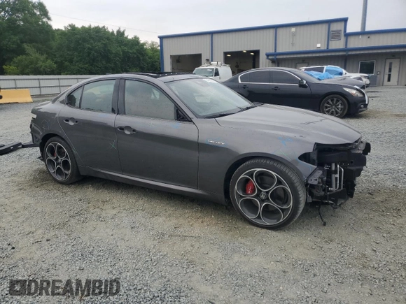 2023 Alfa Romeo Giulia Veloce z VIN ZARFAMBN6P7676600, wystawiony jako Copart lot #54583925 z przebiegiem 14 910 mil mil oraz Szkody całkowita. Historia ofert i sprzedaży dostępna na DreamBid. Obrazek 4.