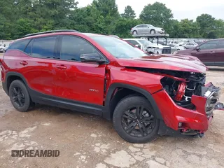 2024 GMC Terrain AT4 z VIN 3GKALYEG5RL382787, wystawiony jako IAAI lot #42373913 z przebiegiem 4 604 mil mil oraz . Historia ofert i sprzedaży dostępna na DreamBid. Obrazek 1.