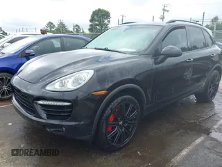 2011 Porsche Cayenne Turbo z VIN WP1AC2A23BLA84905, wystawiony jako IAAI lot #42295176 z przebiegiem 171 027 mil mil oraz . Historia ofert i sprzedaży dostępna na DreamBid. Obrazek 2.