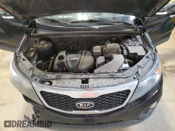 2012 Kia Sorento LX z VIN 5XYKTCA62CG209291, wystawiony jako Copart lot #57133005 z przebiegiem 423 888 mil mil oraz Czysty tytuł • Clean title. Historia ofert i sprzedaży dostępna na DreamBid. Obrazek 12.