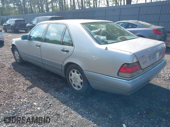 1995 Mercedes-Benz S z VIN WDBGA43E0SA254443, wystawiony jako IAAI lot #42168405 z przebiegiem 88 156 mil mil oraz . Historia ofert i sprzedaży dostępna na DreamBid. Obrazek 3.