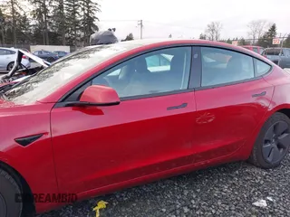2022 Tesla Model 3 z VIN 5YJ3E1EA2NF133745, wystawiony jako IAAI lot #41625050 z przebiegiem 9 438 mil mil oraz . Historia ofert i sprzedaży dostępna na DreamBid. Obrazek 14.