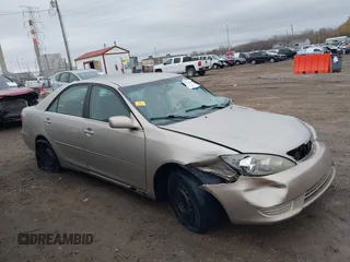 2005 Toyota Camry STD z VIN 4T1BE32KX5U049910, wystawiony jako IAAI lot #40936127 z przebiegiem 264 019 mil mil oraz . Historia ofert i sprzedaży dostępna na DreamBid. Obrazek 1.