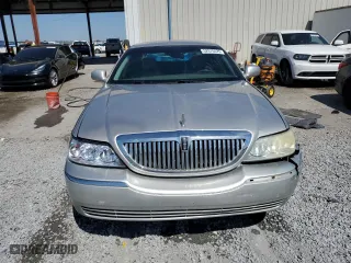 2004 Lincoln Town Car Signature with VIN 1LNHM81W04Y651382, listed as a Copart auction lot 52970425 with 117,849 mi miles and Salvage Title. Bid and sale history available at carsss.com. Image 5.