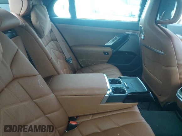 2024 BMW i7 xDrive60 z VIN WBY53EJ08RCP27227, wystawiony jako Copart lot #74042144 z przebiegiem Nie podano mil oraz Nie do naprawy. Historia ofert i sprzedaży dostępna na DreamBid. Obrazek 10.