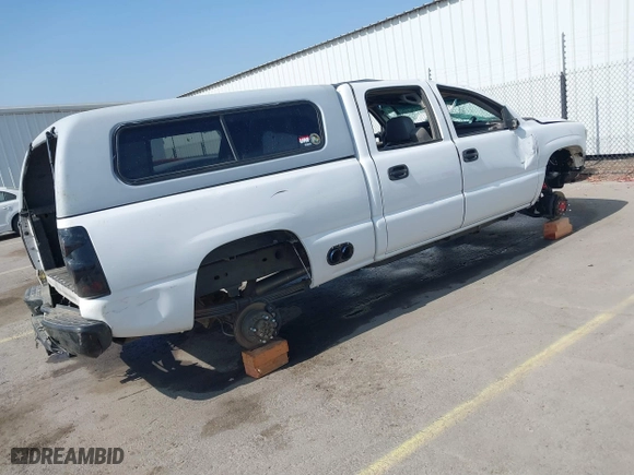 2002 GMC Sierra 2500HD SLE with VIN 1GTHK23U22F188186, listed as a IAAI auction lot 39751839 with 225,407 mi miles. Bid and sale history available at carsss.com. Image 4.