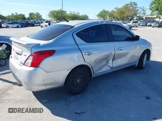 2016 Nissan Versa S z VIN 3N1CN7AP6GL837760, wystawiony jako IAAI lot #41843687 z przebiegiem 233 658 mil mil oraz . Historia ofert i sprzedaży dostępna na DreamBid. Obrazek 4.