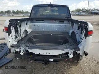 2023 Rivian R1T Adventure z VIN 7FCTGBAA5PN028668, wystawiony jako Copart lot #61126184 z przebiegiem 2337 mil mil oraz Szkody całkowita. Historia ofert i sprzedaży dostępna na DreamBid. Obrazek 6.