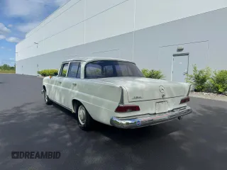 1965 Mercedes-Benz 190 z VIN 11001010128, wystawiony jako Copart lot #55181315 z przebiegiem 77 434 mil mil oraz Tytuł czysty. Historia ofert i sprzedaży dostępna na DreamBid. Obrazek 3.