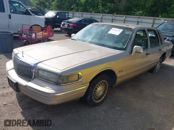 1997 Lincoln Town Car Signature z VIN 1LNLM82W6VY758933, wystawiony jako IAAI lot #42111472 z przebiegiem 156 999 mil mil oraz . Historia ofert i sprzedaży dostępna na DreamBid. Obrazek 2.
