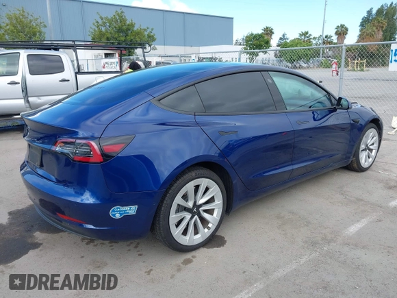 2021 Tesla Model 3 Standard Range Plus z VIN 5YJ3E1EA9MF020860, wystawiony jako IAAI lot #42246074 z przebiegiem 52 674 mil mil oraz . Historia ofert i sprzedaży dostępna na DreamBid. Obrazek 4.