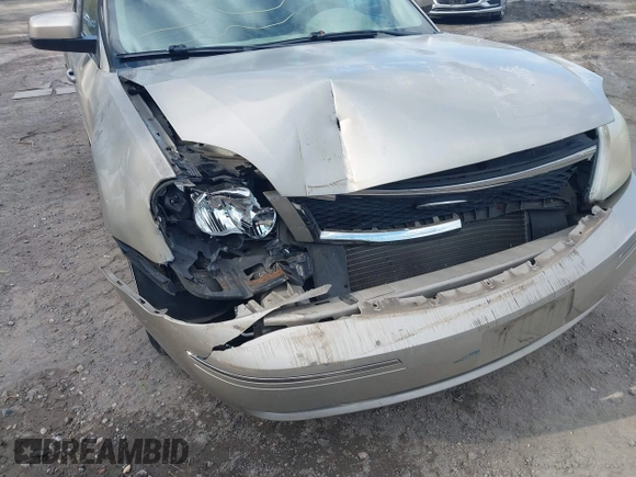 2005 Ford Five Hundred SE z VIN 1FAFP23115G121341, wystawiony jako IAAI lot #42027397 z przebiegiem 110 851 mil mil oraz . Historia ofert i sprzedaży dostępna na DreamBid. Obrazek 6.