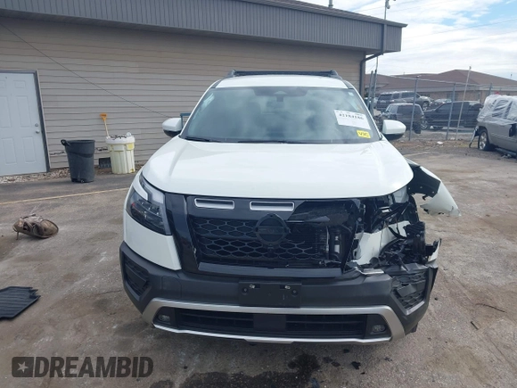 2023 Nissan Pathfinder SV z VIN 5N1DR3BD7PC272056, wystawiony jako IAAI lot #42184186 z przebiegiem 31 923 mil mil oraz . Historia ofert i sprzedaży dostępna na DreamBid. Obrazek 12.