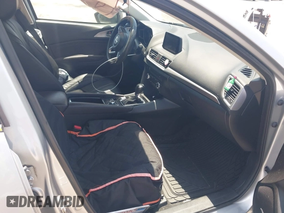 2018 Mazda 3 Touring z VIN 3MZBN1V35JM272638, wystawiony jako IAAI lot #42458722 z przebiegiem 98 393 mil mil oraz . Historia ofert i sprzedaży dostępna na DreamBid. Obrazek 5.