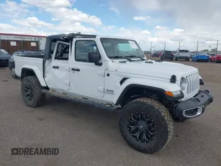 2021 Jeep Gladiator High Altitude z VIN 1C6HJTFG2ML567988, wystawiony jako IAAI lot #42103576 z przebiegiem 74 849 mil mil oraz . Historia ofert i sprzedaży dostępna na DreamBid. Obrazek 1.